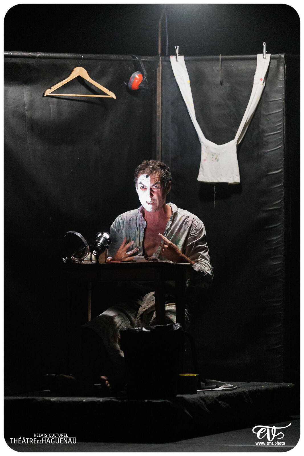 TROP PRÈS DU MUR (TYPHUS BRONX)